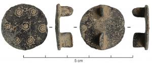 FIB-6080 - Fibule circulairebronzeTPQ : 800 - TAQ : 1000Fibule constituée d'un disque simple, lisse ou orné d'ocelles, au revers duquel on trouve une articulation à plaquette unique, perpendiculaire ou parallèle au porte-ardillon.