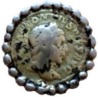 FIB-6088 - Fibule monétiformeargent doréTPQ : 800 - TAQ : 1100Fibule monétiforme, utilisant un médaillon circulaire de type monétaire, ou encore une véritable monnaie de récupération, avec une bordure perlée ; au revers, porte-ardillon en crochet et bélière percée pour le système d'articulation.
