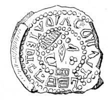 FIB-6090 - Fibule monétiformebronzeTPQ : 800 - TAQ : 1100Fibule monétiforme utilisant une monnaie ou un médaillon circulaire de type monétaire, mais embouti (revers souvent creux), avec une bordure lisse; au revers, porte-ardillon en crochet et bélière percée pour le système d'articulation.