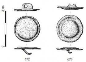 FIB-6102 - Fibule cirulaire à large umbobronzeTPQ : 800 - TAQ : 1100Fibule circulaire massive, avec un large umbo central, mais sans autre décor; ressort fixé sur une bélière transversale à l'axe de l'ardillon.