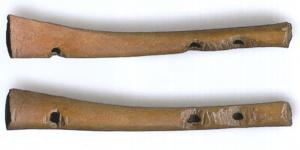 FLU-6001 - Flûte ou flageolet (nombre de trous inférieur à 7)
os
Flûte en os taillée dans un os long oiseau ou ovi-caprins le plus souvent), comportant à l'extrémité proximale un orifice pour la production du son et le long du corps deux autres trous (ou davantage) pour la modulation. Il ne s'agit pas d'artisanat à proprement parlé mais de fabrication plus probablement domestique, pour un usage ludique ou pastoral. Dans ce cas, il s'agit plutôt de flageolet.