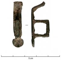 FMC-4007 - Moraillon de coffret
bronze
Moraillon à charnière, composé d'une plaque rectangulaire coudée pour épouser la forme d'une serrure plaquée en façade ; fermoir rectangulaire ajouré.