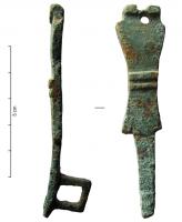 FMC-4016 - Moraillon de coffret
bronze
Fermoir de coffret constitué d'une plaque subrectangulaire aux grands côtés concaves, barrée de deux moulures transversales, percée à la tête pour l'articulation sur le couvercle ; base marquée par un décrochement et supportant un moraillon rectangulaire qui s'insère dans la fente de la plaque de serrure.