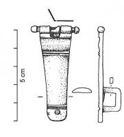 FMC-4022 - Moraillon de coffret linguiforme
bronze
Moraillon ou fermoir à charnière en bronze dont la tête est prolongée par un corps en forme de langue et orné de deux séries de lignes incisées.