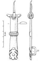 FMC-4024 - Moraillon de coffret cf. Augenfibel
bronze
Moraillon ou fermoir en bronze. La tête s'articule au moyen d'un petit piton à œillet. Le corps est constitué d'une longue plate rectangulaire ornée d'un bourrelet central. Les extrémités sont décorées de petites échancrures et de cercles oculés.
