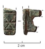 FMC-4034 - Moraillon rectangulaire décoré
bronze
Fermoir, ou moraillon de coffret, de forme rectangulaire allongée, décoré de motifs simples, ponctuations, incisions... Les extrémités conservent, d'un côté, l'articulation au battant par charnière, et à la base le moraillon qui vient s'insérer dans la plaque de serrure.