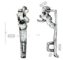 FMC-4038 - Moraillon de coffret
fer
Moraillon en fer de forme rectangulaire, coudé à angle droit à son extrémité distale percée d'une agrafe. Sur la surface interne du morallon et au niveau de la partie active repliée à angle droit, se trouve l'auberon.