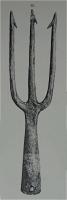FOE-3001 - Foëne à douille
fer
Arme de pêche constituée d'une douille directement prolongée par un trident, aux pointes souvent équipées de dards.