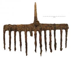 FOE-4004 - Foëne à soie
fer
Foëne constituée d'une barre transversale, avec une soie centrée, à l'opposé de laquele émergent plusieurs pointes à extrémité lancéolée.