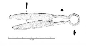 FRC-7001 - Forces
fer
Paire de forces en fer à lames triangulaires, prolongées par une tige d'axe perpendiculaire, formant à la charnière un ressort en arc de cercle largement outrepassé. Cette fiche inventorie les forces sans ergots internes à la transition lame-ressort.