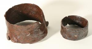 FRM-4001 - Frette de moyeu de roue à ailettes
fer
Cerclage fait d'une bande de métal circulaire restée ouverte; un côté peut parfois être plus épais que l'autre, ou encore comporter un rebord ;  excroissances latérales (ailettes) sur les côtés externes.