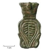 FRT-4003 - Ferret de ceinture
bronze
Ferret de ceinture coulé, en forme de feuille, sommet fendu pour la fixation rivetée sur l'extrémitié de la ceinture; les extrémités sont relevées le long des côtés et en forme de têtes d'oiseaux; décor excisé en