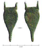 FRT-4004 - Ferret de ceinture
bronze
Ferret de ceinture coulé, à suspension articulée à charnière, dont le sommet se fixait, par une applique équipée de rivets, à l'extrémité de la ceinture ; forme foliacée, à décor d'ocelles.