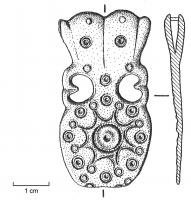 FRT-4005 - Ferret de ceinture
bronze
Ferret en forme d'amphore, ajours d'anses en forme de peltes; décor de cercles oculés, reliés par des arcs pour former un motif rayonnant au centre; sommet séparé en pétales divergents, et fendu dans l'épaisseur pour fixation rivetée à l'extrémité de la ceinture.