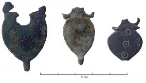 FRT-4006 - Ferret de ceinture
bronze
Ferret de forme foliacée, sommet de type inconnu. Fréquemment, décor de cercles oculés ; bouton de lest à la base.