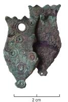 FRT-4013 - Ferret de ceinture
bronze
Ferret de ceinture en forme de sac, en deux plaques distinctes, réunies par des rivets; décor de cercles oculés.