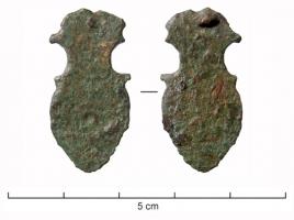 FRT-4018 - Ferret
bronze
Ferret coulé, en forme d'amphore, percé au sommet pour une fixation assurée par un rivet unique ; quand il existe, le décor se réduit à un motif de cercles concentriques sur la face externe.