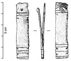 FRT-4024 - Ferret de ceinture
bronze
Ferret de forme rectangulaire, fendu sur toute la hauteur, avec un sommet percé d'un trou de rivet pour la fixation sur la ceinture de cuir ; le corps s'orne de moulures transversales, avec des bords chanfreinés.