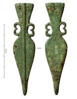 FRT-4035 - Ferret de ceinture
bronze
Ferret coulé, en forme d'amphore, étranglé à mi-hauteur avec deux anses réniformes; décor de cercles oculés répartis de part et d'autre d'une côte centrale en fort relief qui court sur toute la hauteur de l'objet.