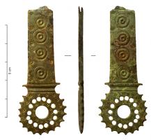 FRT-4047 - Ferret de ceinture
bronze
Ferret constitué d'une bande  rectangulaire, ornée d'une ligne de cercles oculés sur chaque face, terminée par un motif circulaire ajouré ; sommet fendu pour fixation sur la ceinture.