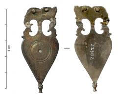 FRT-4048 - Ferret de ceinture
argent
Ferret coulé, en forme d'amphore, en tôle légère (petit lest mouluré à la base); anses ajourées de peltes; au centre, décor de cercles concentriques; sommet festonné avec deux rivets d'argent.