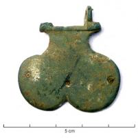 FRT-4050 - Ferret bilobé
bronze
Ferret en tôle, constitué de deux parties identiques, bilobées, rassemblées et fixées sur l'extrémité de la ceinture par une charnière montée sur axe Face externe lisse, ou ornée de cercles oculés.