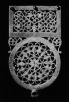 FRT-4055 - Ferret en opus interrasile
or
Ferret entièrement ajouré en opus interrasile dessinant des rinceaux et des motifs géométriques, le tout sur une forme générale comprenant un disque surmonté d'une plaque rectangulaire transversale, percée de trois rivets pour la fixation sur le cuir.