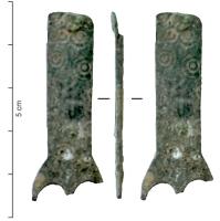 FRT-4063 - Ferret de ceinture à extrémité peltiforme
bronze
Ferret de ceinture à corps plat, bords parallèles et décor de cercles oculés ; extrémité peltiforme.