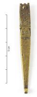 FRT-4064 - Ferret de ceinture
bronze
Ferret de ceinture étroit, effilé vers la pointe ; près du sommet, zone ornée de cercles oculés, soulignée par deux paires d'encoches latérales.