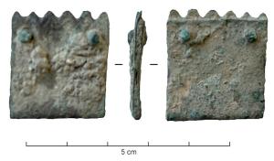 FRT-7022 - Mordant plié rectangulaire à sommet dentelé
bronze
Mordant en tôle, simple bande repliée sur elle-même pour former la protection d'un extrémité de lanière, fixée par deux rivets. Sommet dentelé ; parfois, inscription en lettres gothiques.