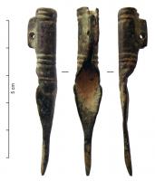 FSL-9001 - Porte-baguette
bronze
Elément de fusil à poudre noire : support de baguette, ou porte-baguette : pièce en tôle repliée sur elle-même pour former un tube, mouluré et prolongée par deux bélières affrontées permettant le passage d'une goupille de fixation ; la pointe est triangulaire et non fendue, la face externe parfois ornée d'incisions.