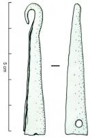 FSO-4007 - Embout de fuseau
bronze
Embout de fuseau, en tôle de bronze, enroulé en cornet et terminé par un crochet. Il peut comporter une perforation à la base pour la fixation au moyen d'un clou ou d'un rivet. Aucun décor.