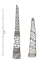 FSO-9002 - Embout de fuseau
bronze
Embout de fuseau, en tôle de bronze enroulée en cornet (alliage cuivreux) ; décor incisé, généralement avec des zones réticulées ou des lignes obliques entre des filets parallèles. L'extrémité est entaillée d'une spirale ou d'une incision oblique pour réceptionner l'extrémité du fil à filer.