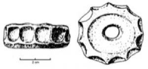 FUS-1009 - Fusaïole discoïdale
terre cuite
Fusaïole discoïdale, faces supérieure et inférieure concaves, ornée d'impressions.
