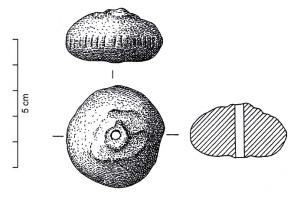 FUS-1021 - Fusaïole à profil ovale
terre cuite
Fusaïole à profil ovale, asymétrique, à décor incisé.