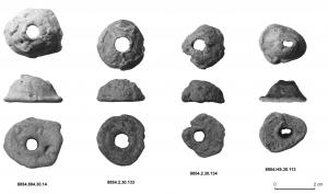 FUS-4001 - Fusaïole en plomb
plomb
TPQ : 1 - TAQ : 400
Fusaïole en plomb, généralement en forme de disque plat, avec le cas échéant un décor moulé ou incisé sur une face Ø c. 3-5 cm.