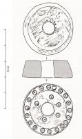 FUS-4003 - Fusaïole tronconique
bois de cerf
TPQ : 250 - TAQ : 350
Fusaïole tournée, de section tronconique, avec deux faces approximativement planes reliées par une paroi oblique plus ou moins rectiligne. Certains exemplaires peuvent être ornés de cercles tournés sur la tranche et/ou les faces opposées, ainsi que de cercles oculés ou rosaces incisées au compas. On observe aussi, parfois, un bourrelet cernant le trou central.