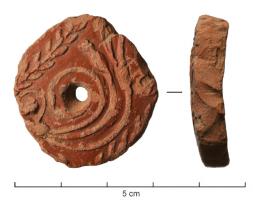 FUS-4012 - Fusaïole taillée dans une panse de vase
terre cuite
TPQ : 1 - TAQ : 300
Fusaïole taillée dans un fragment de panse de vase, de forme approximativement circulaire (diamètre proche de 40/50 mm); au centre, perforation effectuée par un instrument rotatif, souvent dans les deux sens.