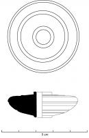 FUS-4014 - Fusaïole
bois de cerf
TPQ : 450 - TAQ : 600
Fusaïole tournée, plane d'un côté, bombée de l'autre avec des gorges plus ou moins marquées autour. On note fréquemment un bourrelet autour de la perforation.