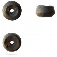 FUS-4016 - Fusaïole
bois
TPQ : 1 - TAQ : 400
Fusaïole en bois tourné à bord convexe. Les faces supérieure et inférieure présentent un replat.