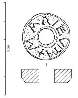 FUS-6011 - Fusaïole inscritebronzeTPQ : 800 - TAQ : 1200Fusaïole à deux faces planes et parallèles, un angle abattu ; sur la face opposée, inscription gravée.