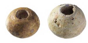 FUS-7001 - Fusaïoleterre cuiteTPQ : 1200 - TAQ : 1400Fusaïole tronconique, généralement tournée, à paroi renflée; surface parfois vernissée. La surface glaçurée verte  ou orangée est un bon indice de datation et permet d'affiner la chronologie au XIIIe et XIVe siècles. Un site de production est connu à Andenne (Belgique) pour la période citée.