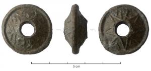 FUS-9003 - FusaïoleplombTPQ : 1400 - TAQ : 1800Fusaïole bitronconique ; les parois externes portent un décor géométrique en relief ou de rayons, dans lequel on a parfois vu des lettres, voire des inscriptions.