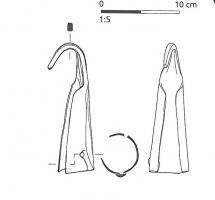 GAF-4001 - Gaffe
fer
Crochet en fer monté sur douille ouverte ou fermée formée par enroulement. Lame à croc ouvert ou fermé en forme de croissant de lune, de section sub-circulaire à quadrangulaire.