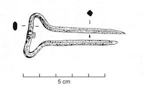 GMB-7001 - Guimbarde
fer
Tige de section losangique repliée sur elle même de manière symétrique, la partie supérieure forme un arc écrasé. La lame vibrante était fixée au centre de cet arc.