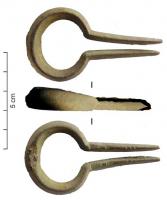 GMB-8001 - Guimbarde
bronze
Guimbarde composée d'une tige de section carrée, repliée en boucle de manière à ce que les deux extrémités presque parallèles puissent laisser vibrer entre elles une lame fixée au centre de la partie arrondie. La tête peut être arrondie ou trilobée.