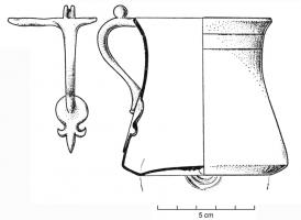 GOB-3001 - Gobelet de type Idrija
bronze
Gobelet en bronze, fini au tour, panse concave, lèvre épaissie et aplatie, souvent moulurée sous la lèvre; anse coulée, rapportée par brasure, comportant un petit poucier en poulie et une attache inférieure foliacée, terminée par trois ergots.