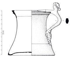 GOB-4090 - Gobelet var. Pompei
bronze
Gobelet tronconique, caractérisé par une anse surmontée d'une tête féminine, regardant l'embouchure du vase ; applique foliacée à la base.