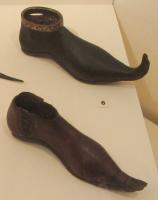 GOB-7004 - Hanap en forme de chaussure à la poulaine 
bois
Vase à boire en forme de chaussure à bout très allongé.