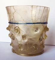 GOB-7006 - Gobelet à gouttes rapportées
verre
Gobelet en verre incolore et gouttes rapportées.